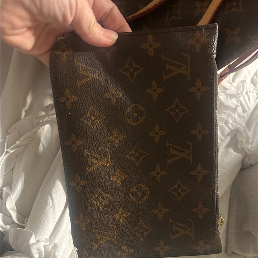Louis Vuitton Brown Monogram Tote , 2019, MM - Picture 7 of 13